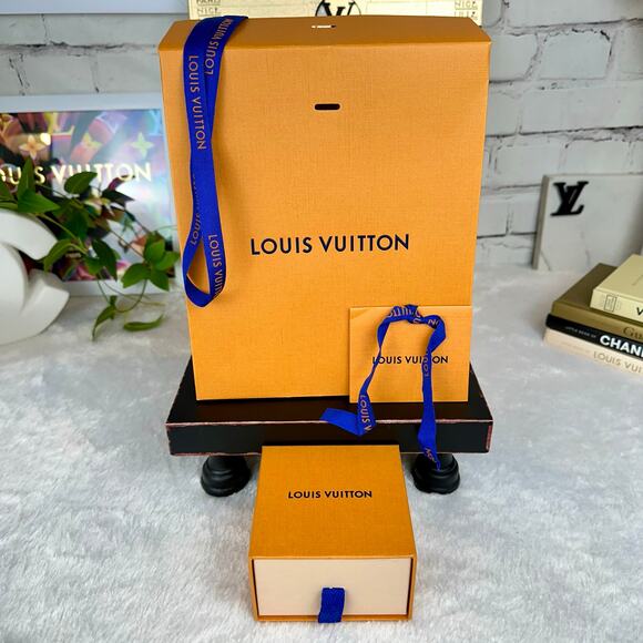 Louis Vuitton Box, Shopping Bag with ribbon and gift note tag Gift Set - Picture 2 of 4